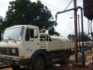 Da es vielerorts keine Wasserleitungen im Südsudan gibt, muss das Trinkwasser teilweise mit Tankwagen zu den Kunden gebracht werden.