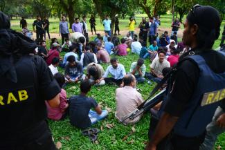 Soldaten des Rapid Action Battalion (RAB) in Bangladesch nehmen mehrere mutmaßliche Drogenhändler in Dhaka fest.