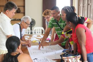 In order to present and analyse territorial, interethnic and environmental conflicts in a workshop, representatives of different ethnic groups and their organisations use cartographic techniques.