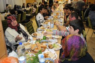 Der Islam gehört zu Deutschland: Muslime beim Fastenbrechen in der türkisch-islamischen Ditib-Gemeinde in Göttingen 2012.