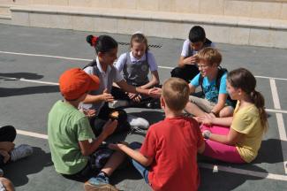 Deutsche und palästinensische Grundschüler spielen gemeinsam im Pausenhof der Dar-Al-Kalima-Schule in Bethlehem beim Schüleraustausch 2011.