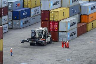 Exportwirtschaft braucht Infrastruktur: Containerhafen in Conakry, der Hauptstadt von Guinea.