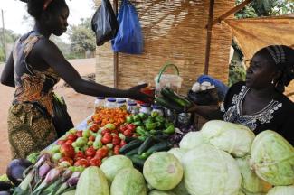 Obst- und Gemüsemarkt in Ugandas Hauptstadt Kampala.