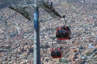 picture-alliance/dpa A cable car connects the Bolivian capital La Paz with neighbouring city El Alto.