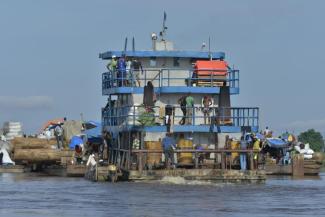 Industriepolitische Maßnahmen sind laut Experten notwendig: Frachter mit Tropenholz auf dem Kongo in der Nähe von Kinshasa in der DR Kongo.