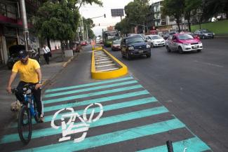 Mexiko versucht der Luftverschmutzung in der Hauptstadt Mexiko-Stadt mit Fahrverboten und dem Ausbau von Radwegen zu begegnen.
