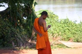 Buddhistische Mönch in der kambodschanischen Provinz.