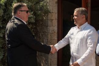 By starting to destroy coca plantations with pesticides once more, Colombia and the USA are set to make organised crime stronger, not weaker: State Secretary Pompeo (left) visiting President Duque in January.
