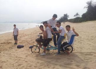 Junge Männer auf einem Rad in der emissionsarmen Stadt Xiamen im Südwesten Chinas. Das Land erlebt gerade einen Boom von Fahrrad- und Outdoor-Aktivitäten.
