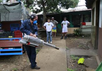 Ansteckende Krankheiten überschreiten nationale Grenzen: Kampf gegen das Zika-Virus in San José, Costa Rica.