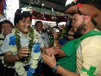 Der bolivianische Präsident Evo Morales (links) redet am Rande der Weltklimakonferenz im mexikanischen Cancún 2010 mit Vertretern des internationalen Kleinbauern-Netzwerks La Via Campesina.