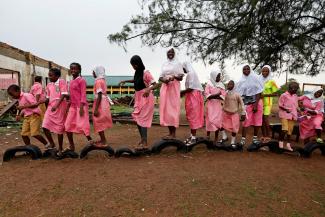 Kinder auf einem staatlichen Schulhof in Nigeria.